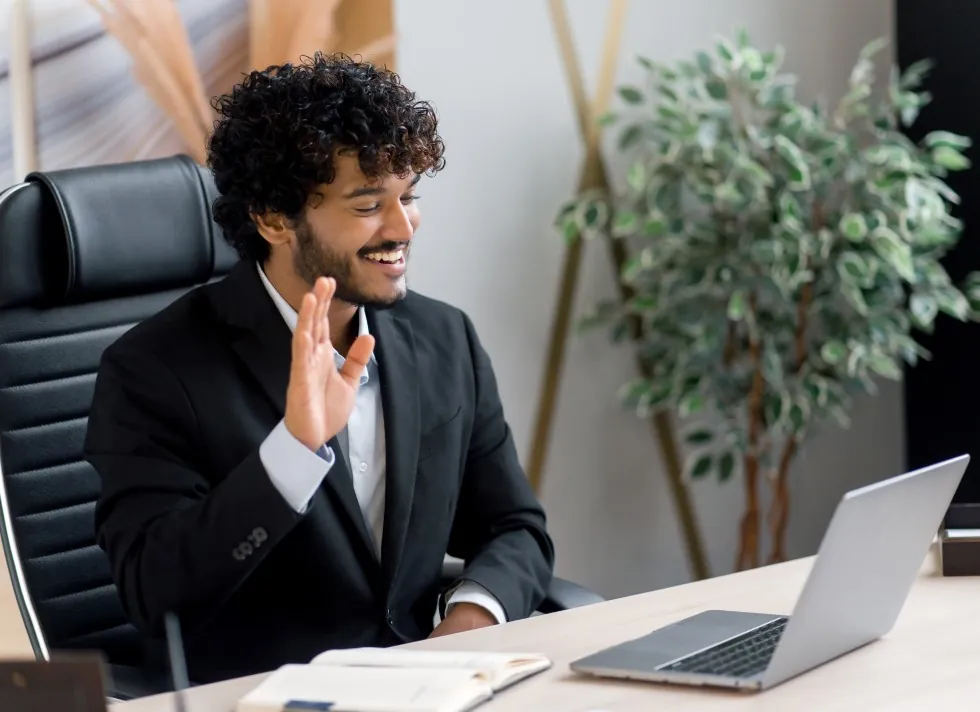 Experto en coaching ejecutivo dando una sesión a cliente