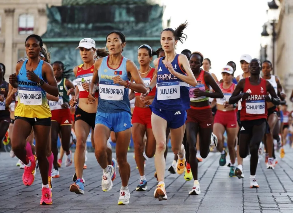 Saint-denis (France), 11/08/2024.- (Front L-R) Clementine Mukandanga of Rwanda, Khishigsaikhan Galbadrakh of Mongolia and Melody Julien of France compete at the Place Vendome during the Women’s Marathon event of the Athletics competitions in the Paris 2024 Olympic Games in Paris, France, 11 August 2024. (Maratón, Francia, Ruanda) EFE/EPA/YOAN VALAT